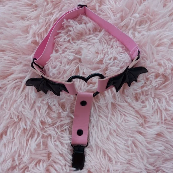 Bat wing sexy thigh garter! Adjustable for all sizes! Pink & black - Picture 3 of 6